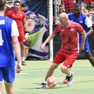 Zinédine Zidane avec les vainqueurs de la finale des garcons lors de la grande finale de la Z5 Cup à Aix-en-Provence, France, 23 juin 2019. © Norbert Scanella/Panoramic/Bestimage