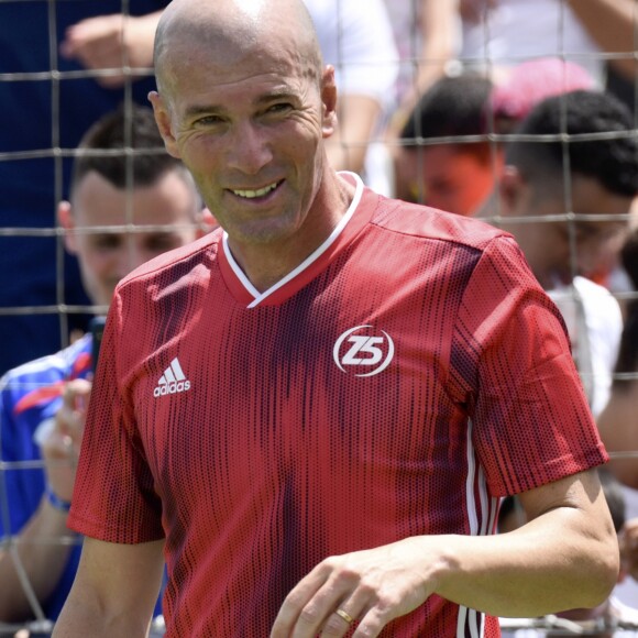 Zinédine Zidane et l'équipe vainqueur de la finale des filles lors de la grande finale de la Z5 Cup à Aix-en-Provence, France, 23 juin 2019. © Norbert Scanella/Panoramic/Bestimage