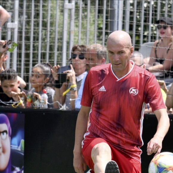 Zinédine Zidane et l'équipe vainqueur de la finale des filles lors de la grande finale de la Z5 Cup à Aix-en-Provence, France, 23 juin 2019. © Norbert Scanella/Panoramic/Bestimage