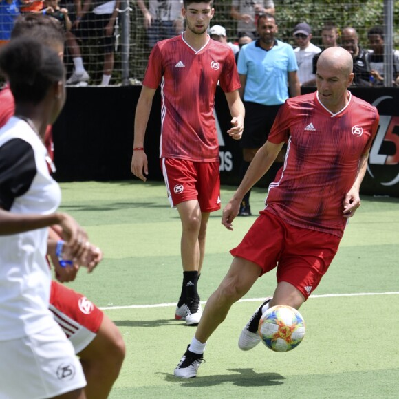 Zinédine Zidane et l'équipe vainqueur de la finale des filles lors de la grande finale de la Z5 Cup à Aix-en-Provence, France, 23 juin 2019. © Norbert Scanella/Panoramic/Bestimage