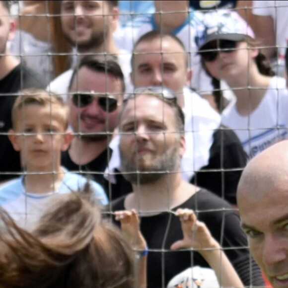 Zinédine Zidane et l'équipe vainqueur de la finale des filles lors de la grande finale de la Z5 Cup à Aix-en-Provence, France, 23 juin 2019. © Norbert Scanella/Panoramic/Bestimage