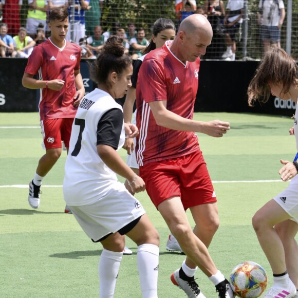 Zinédine Zidane et l'équipe vainqueur de la finale des filles lors de la grande finale de la Z5 Cup à Aix-en-Provence, France, 23 juin 2019.  © Norbert Scanella/Panoramic/Bestimage