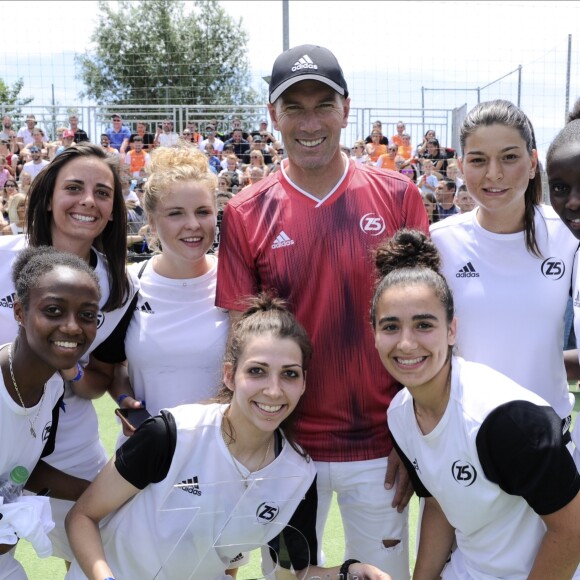 Zinédine Zidane et l'équipe vainqueur de la finale des filles lors de la grande finale de la Z5 Cup à Aix-en-Provence, France, 23 juin 2019. © Norbert Scanella/Panoramic/Bestimage