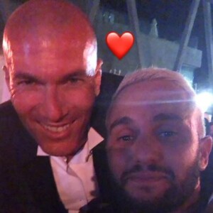 Malik Bentalha pose avec Zinédine Zidane au Z5 d'Aix-en-Provence le 23 juin 2019.