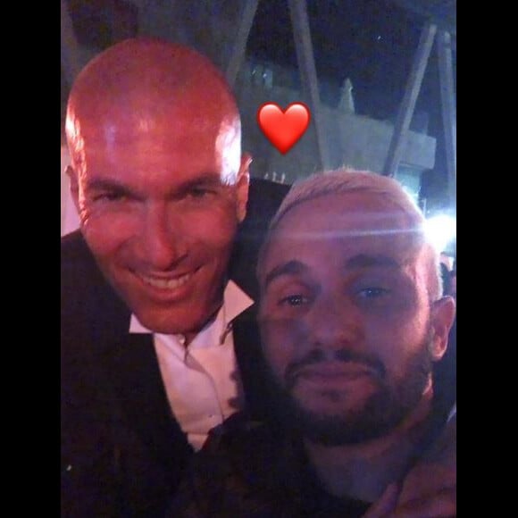 Malik Bentalha pose avec Zinédine Zidane au Z5 d'Aix-en-Provence le 23 juin 2019.