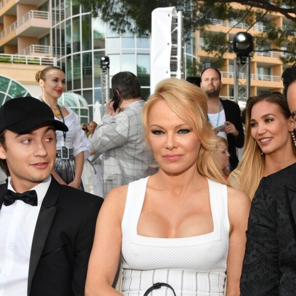 Brandon Lee, sa mère Pamela Anderson et Adil Rami lors de la soirée Amber Lounge Monaco 2019 au profit de la fondation de Jackie Stewart "Race Against Dementia" à l'hôtel Méridien Beach Plaza à Monaco, le 24 mai 2019. © Bruno Bebert / Bestimage