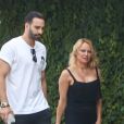 Exclusif - Pamela Anderson et son compagnon Adil Rami se baladent dans le quartier de Malibu à Los Angeles, le 6 juin 2019.
