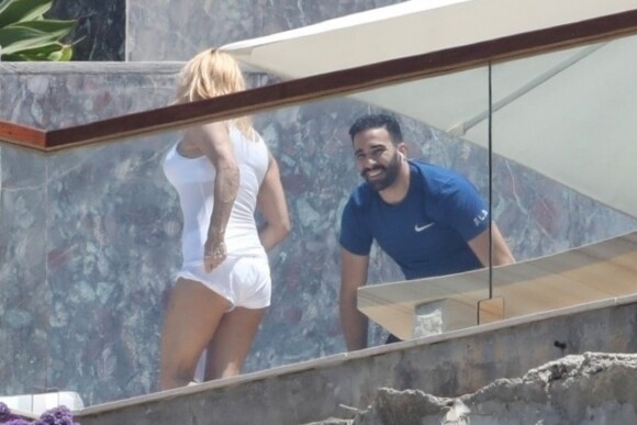 Exclusif - Pamela Anderson et Adil Rami sur le balcon de leur maison à Malibu, Los Angeles, le 9 juin 2019.