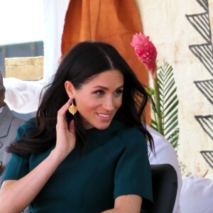 Le prince Harry, duc de Sussex, et Meghan Markle, duchesse de Sussex (enceinte) assistent à une cérémonie traditionnelle fidjienne à la dernière étape de leur voyage officiel aux Fidji, à Nadi, Fidji, le 25 octobre 2018.