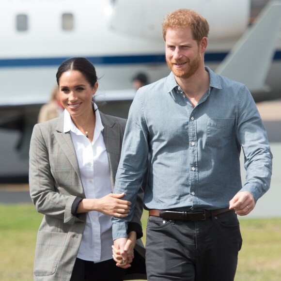 Le prince Harry, duc de Sussex, et Meghan Markle (enceinte), duchesse de Sussex, à leur arrivée à l'aéroport de Dubbo, à l'occasion de leur voyage officiel en Australie. Le 17 octobre 2018