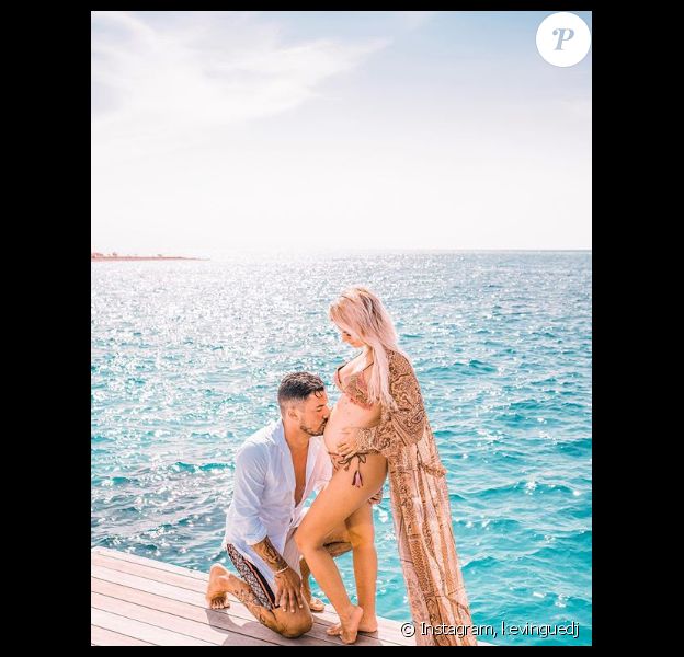 Carla Moreau et Kevin Guedj fous amoureux à la plage, sur Instagram, le 27 mai 2019