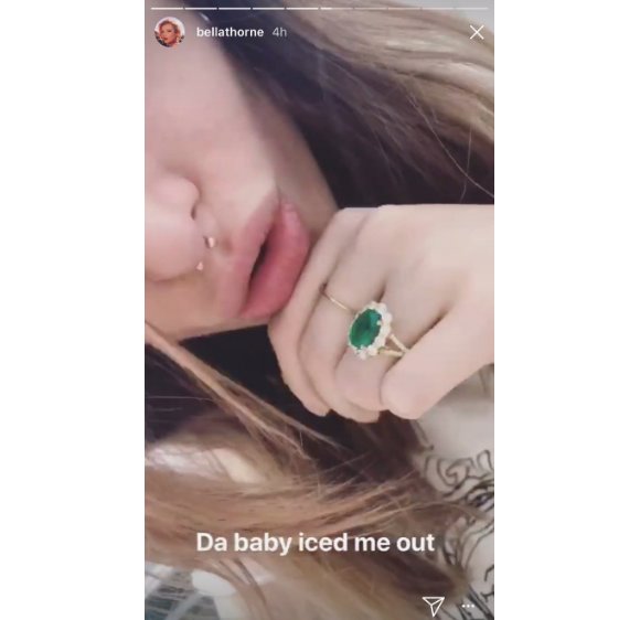 Bella Thorne publiait une photo de sa bague en émeraude, possiblement offerte par Mod Sun, en mai 2018.