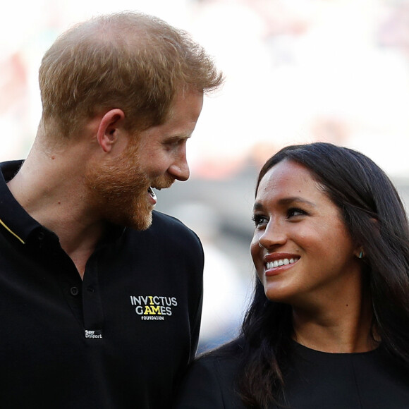 Le prince Harry, duc de Sussex, et Meghan Markle, duchesse de Sussex vont saluer les équipes de baseball "Boston Red Sox" et "New York Yankees" dans leurs vestiaires dans le cadre des Invictus Games 2019 au London Stadium. En cette occasion, le couple royal a reçu en cadeau pour leur fils Archie, un maillot floqué "Archie", de la part de chaque équipe, avant de rejoindre les tribunes pour assister au match. Londres, le 29 juin 2019.