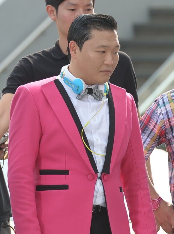 Le rappeur Psy lors d'un photoshoot pour une marque sud-coreenne qui commercialise des casques de musique a Hong Kong, le 3 octobre 2013.