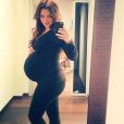 Émilie Nef Naf, enceinte de son deuxième enfant : un énorme baby bump et un sourire épanoui !