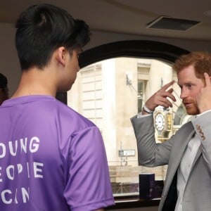 Le prince Harry discute avec Mahir Rahman - Le prince Harry assiste à l'événement caritatif "Diana Award National Youth Mentoring Summit" à Londres, le 2 juillet 2019.