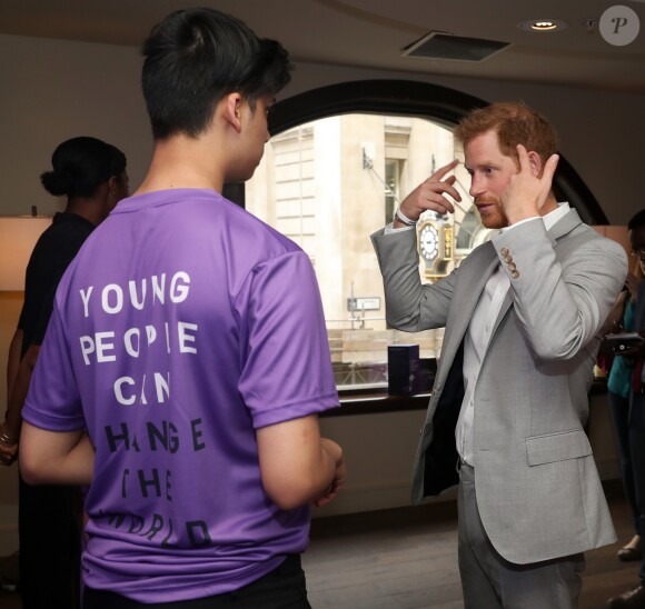 Le prince Harry discute avec Mahir Rahman - Le prince Harry assiste à l'événement caritatif "Diana Award National Youth Mentoring Summit" à Londres, le 2 juillet 2019.