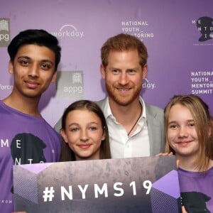 Le prince Harry, Mahir Rahman, Shauna Waldron et Julia Antonczuk - Le prince Harry assiste à l'événement caritatif "Diana Award National Youth Mentoring Summit" à Londres, le 2 juillet 2019.