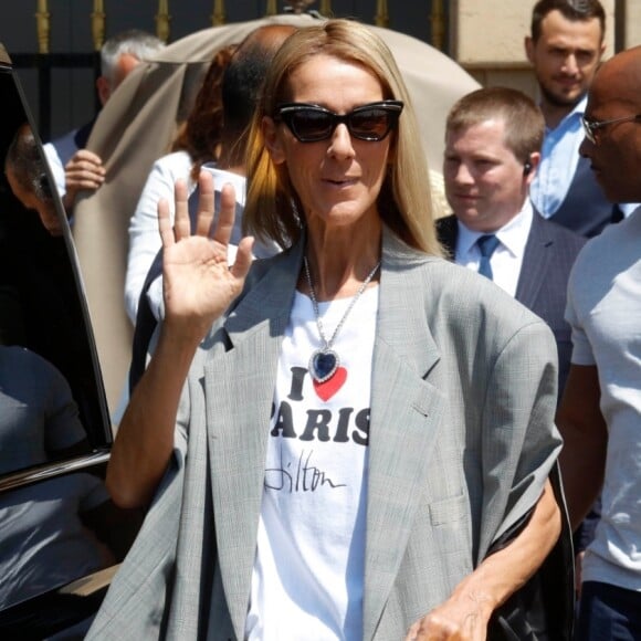 Celine Dion à la sortie de l'hôtel de Crillon à Paris pendant la fashion week Haute-Couture automne-hiver 2019/2020 le 3 juillet 2019.