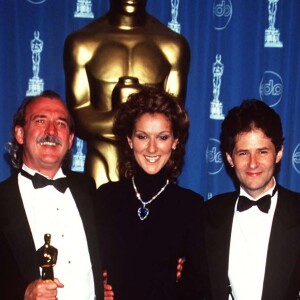 Céline Dion portait une réplique du collier du film "Titanic" aux Oscars 1998.