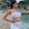 Nabilla, enceinte de son premier enfant, affiche un joli baby bump à Monaco et Menton, en juin 2019 sur Instagram.