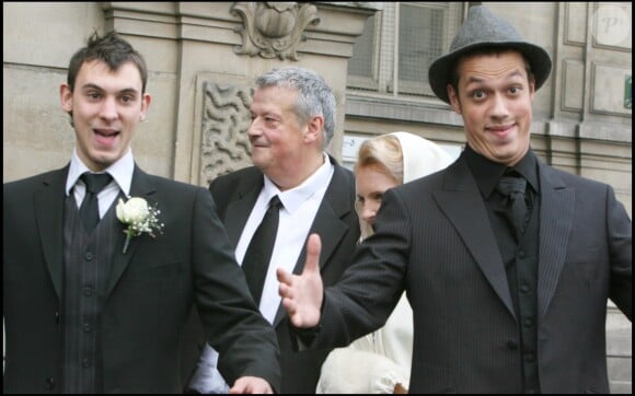 Raphael et Stéphane Carlier lors du mariage de leur père, Guy, le 25 novembre 2006, à Paris. 