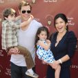 Lauren Sanchez avec son mari Patrick Whitesell et leurs deux enfants, Evan et Ella, lors d'un événement à Los Angeles en 2011