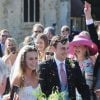 Charlie Van Straubanzee et sa femme Daisy Jenkins lors de leur mariage, en présence du prince Harry, témoin, et de la duchesse Meghan, à l'église Sainte-Marie-La-Vierge à Frensham, le 4 août 2018.