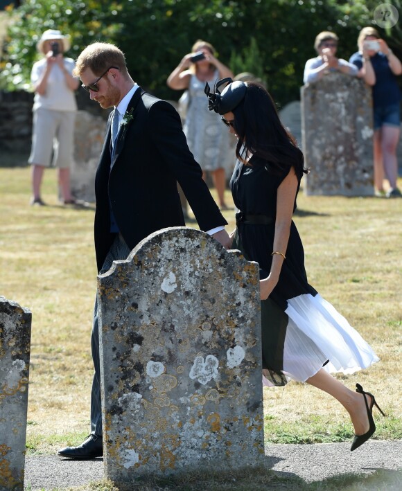 Le prince Harry et Meghan Markle, duchesse de Sussex, au mariage de Charlie Van Straubanzee et Daisy Jenkins en l'église Saint-Marie-La-Vierge à Frensham, le 4 août 2018.m