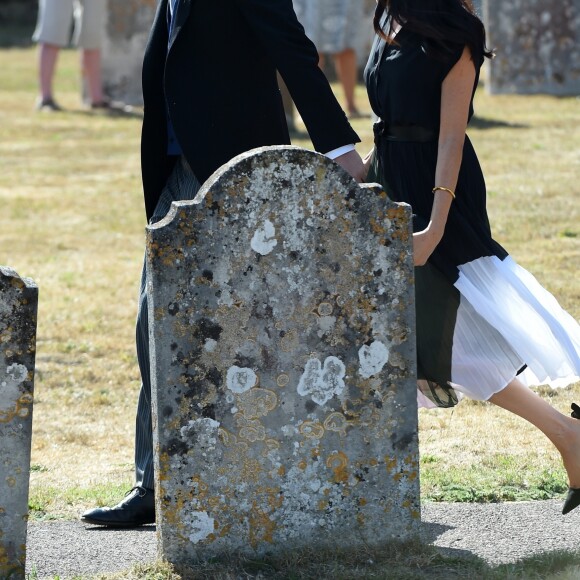 Le prince Harry et Meghan Markle, duchesse de Sussex, au mariage de Charlie Van Straubanzee et Daisy Jenkins en l'église Saint-Marie-La-Vierge à Frensham, le 4 août 2018.m