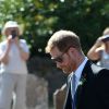 Le prince Harry et Meghan Markle, duchesse de Sussex, au mariage de Charlie Van Straubanzee et Daisy Jenkins en l'église Saint-Marie-La-Vierge à Frensham, le 4 août 2018.m