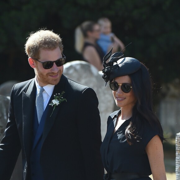 Le prince Harry et Meghan Markle, duchesse de Sussex, au mariage de Charlie Van Straubanzee et Daisy Jenkins en l'église Saint-Marie-La-Vierge à Frensham, le 4 août 2018.m