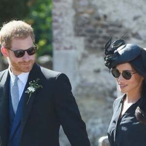 Le prince Harry et Meghan Markle, duchesse de Sussex, au mariage de Charlie Van Straubanzee et Daisy Jenkins en l'église Saint-Marie-La-Vierge à Frensham, le 4 août 2018.m