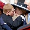 Le prince Harry embrasse son ancienne nounou Tiggy Legge-Bourke le 12 avril 2006 lors de sa cérémonie de sortie de l'Académie militaire royale de Sandhurst.