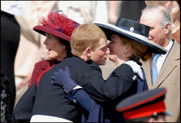 Le prince Harry embrasse son ancienne nounou Tiggy Legge-Bourke le 12 avril 2006 lors de sa cérémonie de sortie de l'Académie militaire royale de Sandhurst.