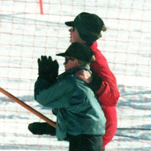 Le prince Harry et sa nourrice Tiggy Legge-Bourke aux sports d'hiver à Klosters en janvier 1997