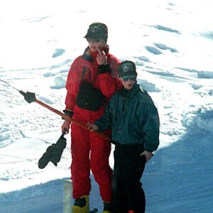 Le prince Harry et sa nourrice Tiggy Legge-Bourke aux sports d'hiver à Klosters en janvier 1997