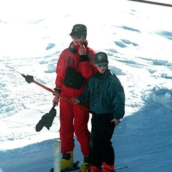 Le prince Harry et sa nourrice Tiggy Legge-Bourke aux sports d'hiver à Klosters en janvier 1997