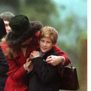 Le prince Harry et sa nourrice Tiggy Legge-Bourke en décembre 1996 à Sandringham.