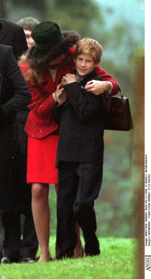 Le prince Harry et sa nourrice Tiggy Legge-Bourke en décembre 1996 à Sandringham.