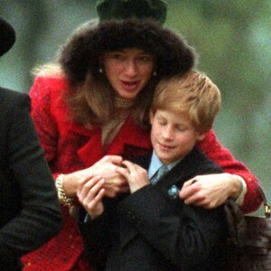 Le prince Harry et sa nourrice Tiggy Legge-Bourke en décembre 1996 à Sandringham.