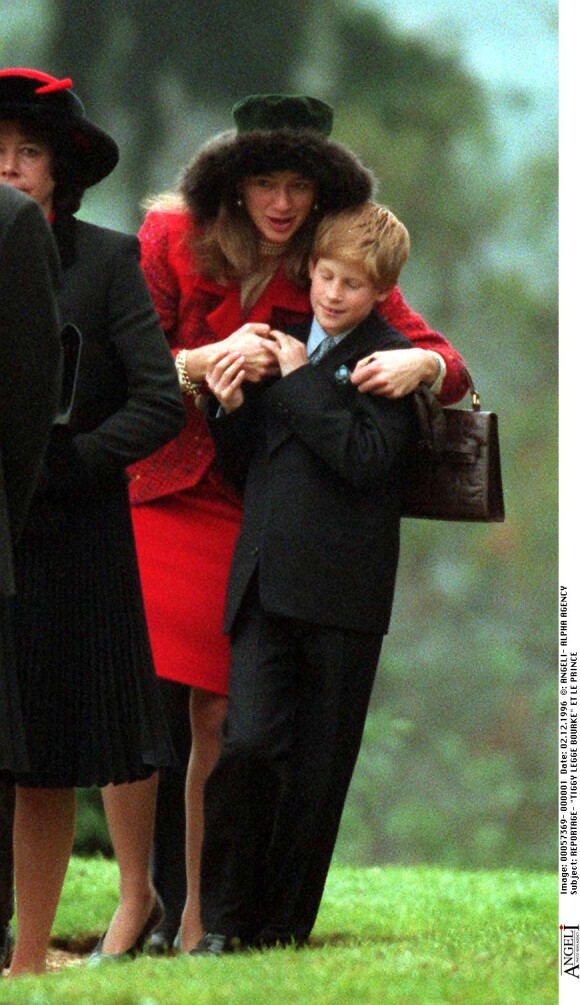 Le prince Harry et sa nourrice Tiggy Legge-Bourke en décembre 1996 à Sandringham.