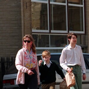 Le prince Harry et le prince William avec leur nourrice Tiggy Legge-Bourke en avril 1995, faisant du shopping.