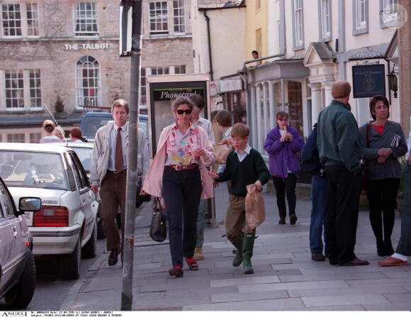 Le prince Harry et le prince William avec leur nourrice Tiggy Legge-Bourke en avril 1995, faisant du shopping.
