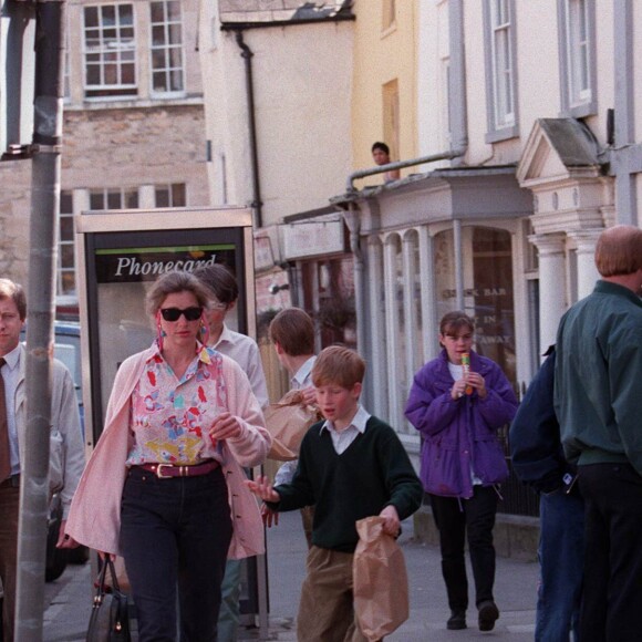 Le prince Harry et le prince William avec leur nourrice Tiggy Legge-Bourke en avril 1995, faisant du shopping.