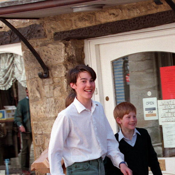 Le prince Harry et le prince William avec leur nourrice Tiggy Legge-Bourke en avril 1995, faisant du shopping.
