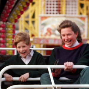 Le prince Harry et sa nourrice Tiggy Legge-Bourke en avril 1995 à la fête foraine.