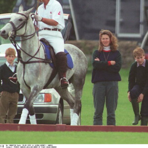 Le prince Harry et le prince William en mai 1995 avec leur nourrice Tiggy Legge-Bourke au club de polo de Beaufort.