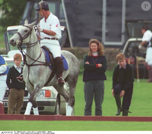 Le prince Harry et le prince William en mai 1995 avec leur nourrice Tiggy Legge-Bourke au club de polo de Beaufort.