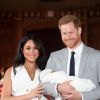 Meghan Markle, duchesse de Sussex, et le prince Harry le 8 mai 2019 lors de la présentation de leur fils Archie Harrison Mountbatten-Windsor dans le hall St George au château de Windsor.